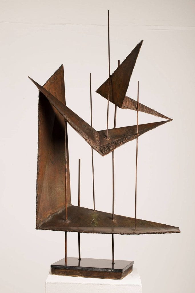 Esta maravillosa escultura de metal se llama Pájaros bajo la lluvia. Con esa capacidad enorme de síntesis logró expresar el movimiento y la forma de pájaros llevados a su mínima expresión en dibujo, pero evidentemente volando entre las gotas que caen. Genial. – SoyMigrante.com REVISTA