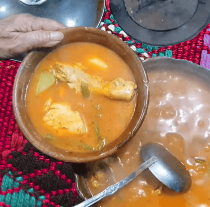 ¿El pulique guatemalteco se prepara con carne de res, de pollo o de cerdo?