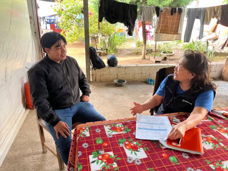 El programa Camino a Casa de Global Refugee provee asesoría laboral, educación financiera y también atención en salud emocional para que los retornados puedan tener una recuperación armoniosa que les permita reinsertarse en el mercado laboral de su lugar de origen. (Fotografía Global Refugee) – SoyMigrante.com REVISTA