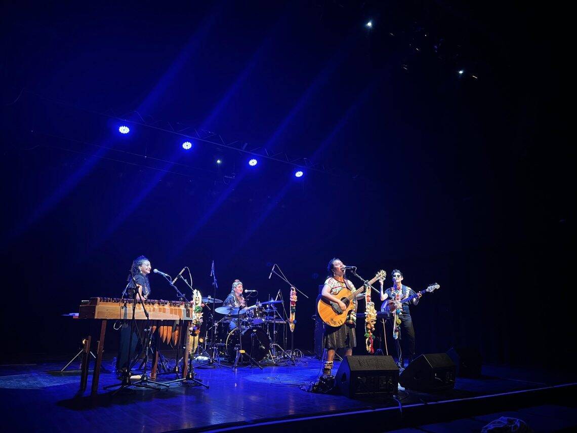 En cada presentación, Sara Curruchich piensa en las madres y abuelas que le antecedieron, en las que soñaron y las que han tejido una poderosa cultura maya kaqchikel. (Foto Sara Curruchich) – SoyMigrante.com REVISTA