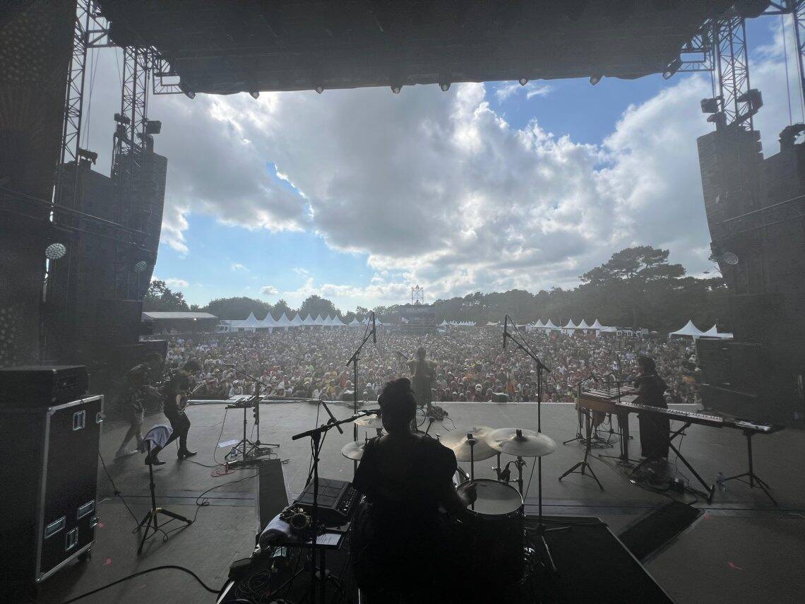 La cantautora guatemalteca maya kaqchikel Sara Curruchich se ha presentado en escenarios de Canadá y Europa durante la gira Mujer Indígena 2025.(Foto cortesía Sara Curruchich) – SoyMigrante.com REVISTA