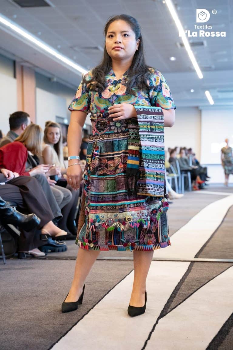 Esta es la primera vez que un taller artesanal textil guatemalteco participa en la Semana de la Moda de París. La pasarela fue todo un éxito y generó buenos comentarios. – SoyMigrante.com REVISTA