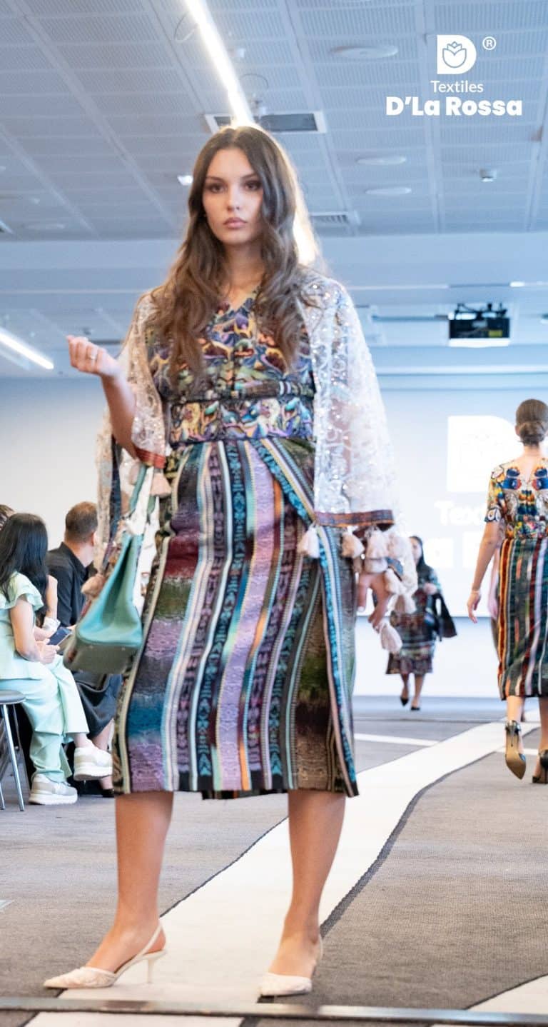 Esta es la primera vez que un taller artesanal textil guatemalteco participa en la Semana de la Moda de París. La pasarela fue todo un éxito y generó buenos comentarios. – SoyMigrante.com REVISTA