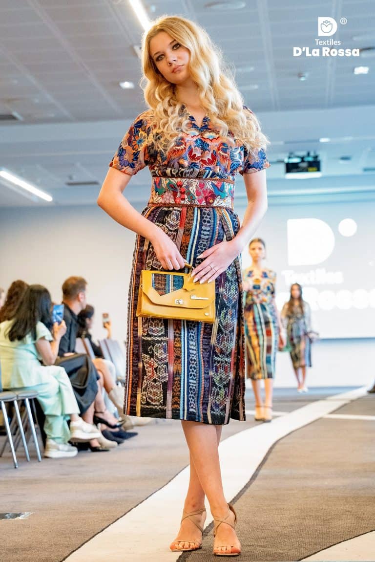 Esta es la primera vez que un taller artesanal textil guatemalteco participa en la Semana de la Moda de París. La pasarela fue todo un éxito y generó buenos comentarios. – SoyMigrante.com REVISTA