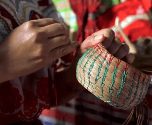 Desde lo más sencillo hasta lo más elaborado: un recipiente elaborado con hojas de pino figura entre las creaciones de Catarina José Andrés, maya akateka de San Miguel Acatán, Huehuetenango. – SoyMigrante.com REVISTA Desde lo más sencillo hasta lo más elaborado: un recipiente elaborado con hojas de pino figura entre las creaciones de Catarina José Andrés, maya akateka de San Miguel Acatán, Huehuetenango.