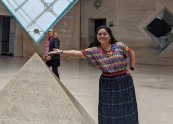 "La inteligencia artificial es una herramienta que puede ayudar y nos plantea un desafío: como mejorar la vida de las personas a través de la ciencia", dice Yucely Beb Caal, doctora en automatización, radicada en Francia pero orgullosamente guatemalteca maya Q'eqchi', de Cobán, Alta Verapaz – SoyMigrante.com REVISTA "La inteligencia artificial es una herramienta que puede ayudar y nos plantea un desafío: como mejorar la vida de las personas a través de la ciencia", dice Yucely Beb Caal, doctora en automatización, radicada en Francia pero orgullosamente guatemalteca maya Q'eqchi', de Cobán, Alta Verapaz – SoyMigrante.com REVISTA