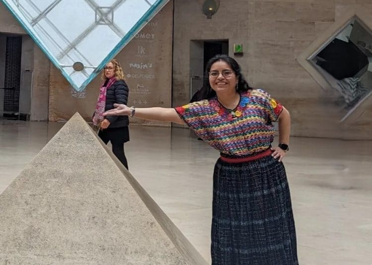 "La inteligencia artificial es una herramienta que puede ayudar y nos plantea un desafío: como mejorar la vida de las personas a través de la ciencia", dice Yucely Beb Caal, doctora en automatización, radicada en Francia pero orgullosamente guatemalteca maya Q'eqchi', de Cobán, Alta Verapaz