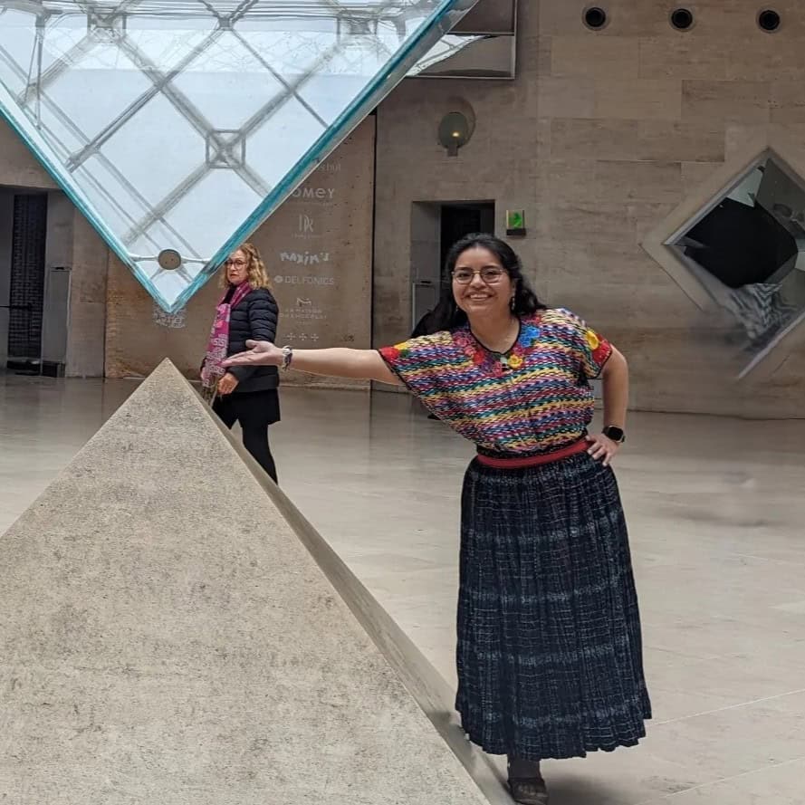 "La inteligencia artificial es una herramienta que puede ayudar y nos plantea un desafío: como mejorar la vida de las personas a través de la ciencia", dice Yucely Beb Caal, doctora en automatización, radicada en Francia pero orgullosamente guatemalteca maya Q'eqchi', de Cobán, Alta Verapaz – SoyMigrante.com REVISTA