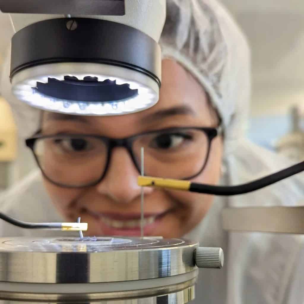 Yucely Beb Caal, doctora en automatización, actualmente trabaja en la investigación de nanotecnología para encontrar mejores formas de diagnosticar el cáncer, con ayuda de inteligencia artificial. Su curiosidad no tiene límites pero su gran objetivo es siempre aportar a la mejora de la humanidad. (Foto cortesía Yucely Beb) – SoyMigrante.com REVISTA