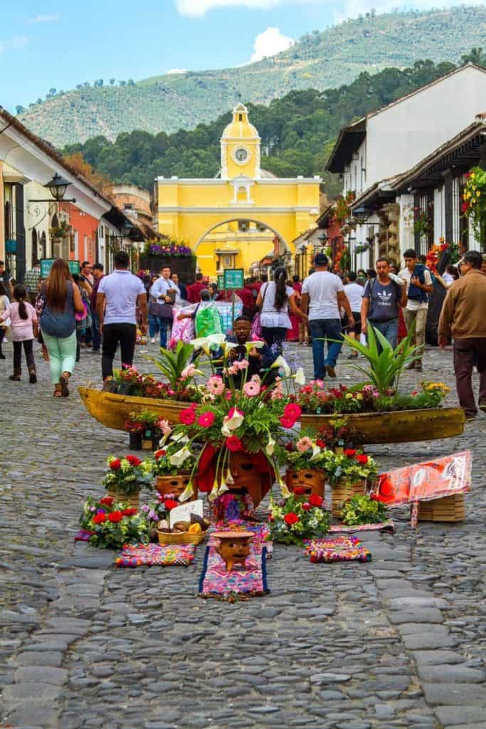 Según Andrea Contreras, presidenta del Festival, en la primera edición hubo más entusiasmo que recursos. Se sorprendió al pensar cómo iban a llenar de flores el Arco de Santa Catalina... pero la participación fue entusiasta. Abrió la puerta a nuevas ediciones. – SoyMigrante.com REVISTA