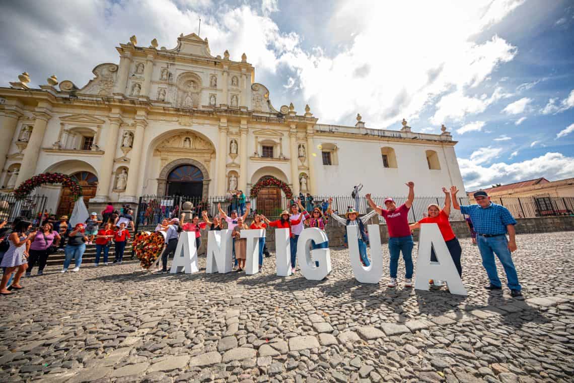 La asistencia al Festival de las Flores se ha convertido ya en una tradición, pero tambien un imán que atrae turismo internacional. Festival de las Flores 2022 – SoyMigrante.com REVISTA