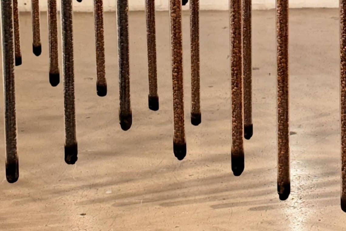 Meraki es una instlación hecha con tubos de vidrio rellenos con granos de café., por Josué Morales Urbina.