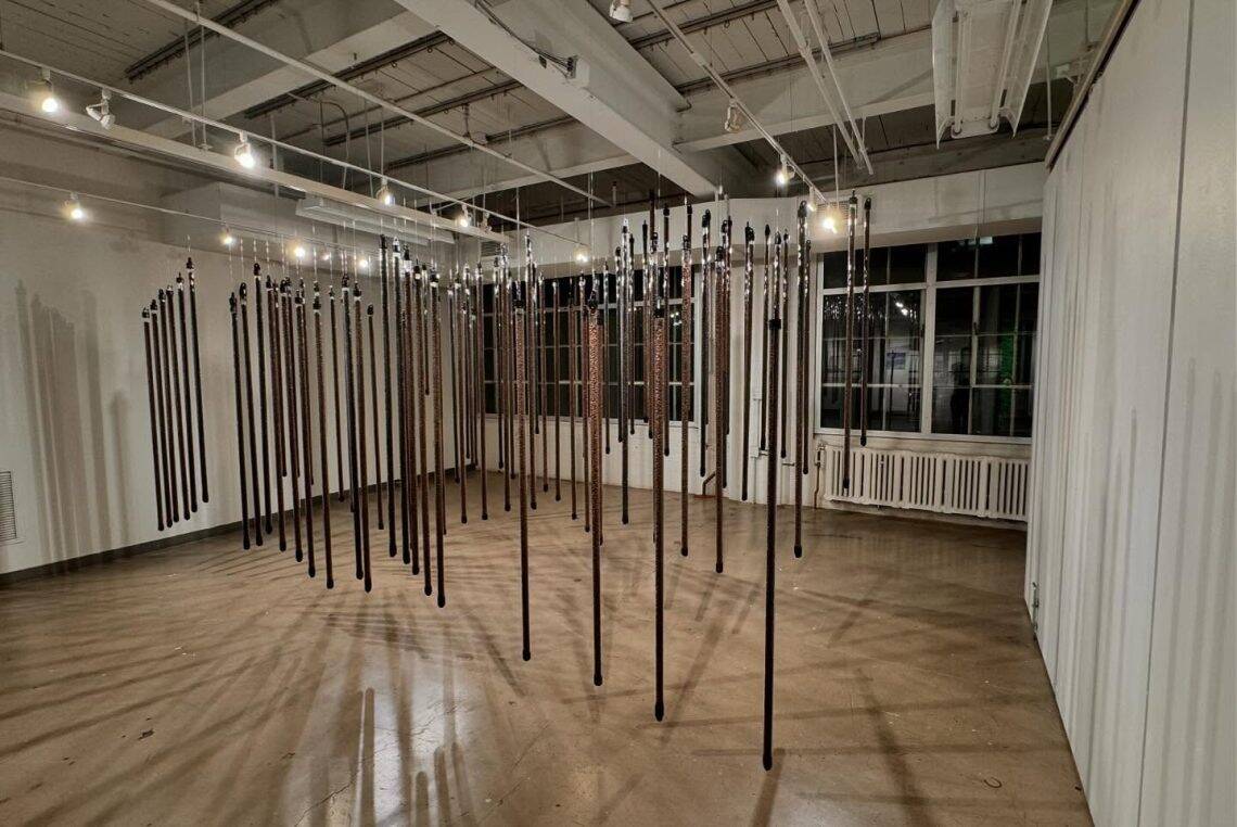 Meraki es una instlación hecha con tubos de vidrio rellenos con granos de café., por Josué Morales Urbina.