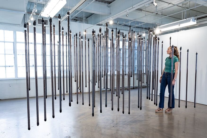 Meraki es una instlación hecha con tubos de vidrio rellenos con granos de café., por Josué Morales Urbina.