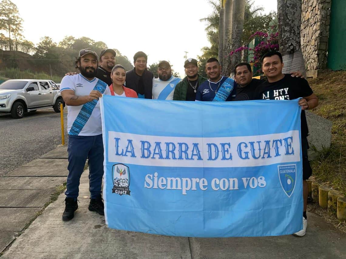 Migrantes de La Barra de Guate, organizada por migrantes, apoya a la selección e todos sus partidos