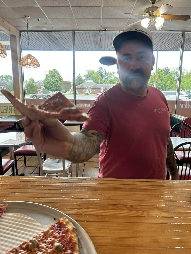 Hoy por hoy no hay quien se resista a un pedazo de pizza West Avenue, elaborada por el chef Mario Cárdenas en Saratoga Springs, New York.