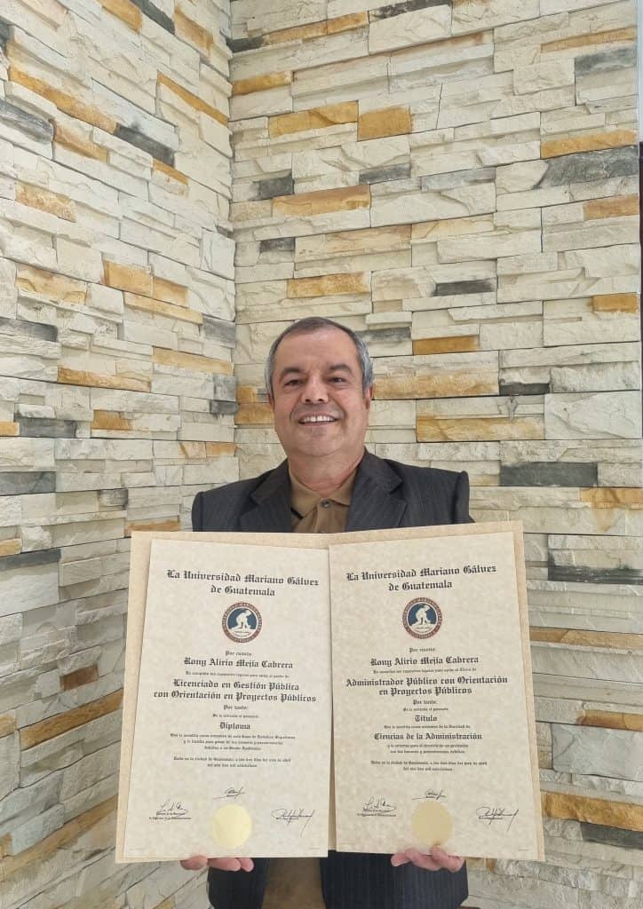 La licenciatura en Gestión Pública y Administración de Proyectos Públicos forman parte de la pasión de Rony Mejía por prepararse para servir mejor a su comunidad e inspirar a los niños y jóvenes mediante el ejemplo de superación.