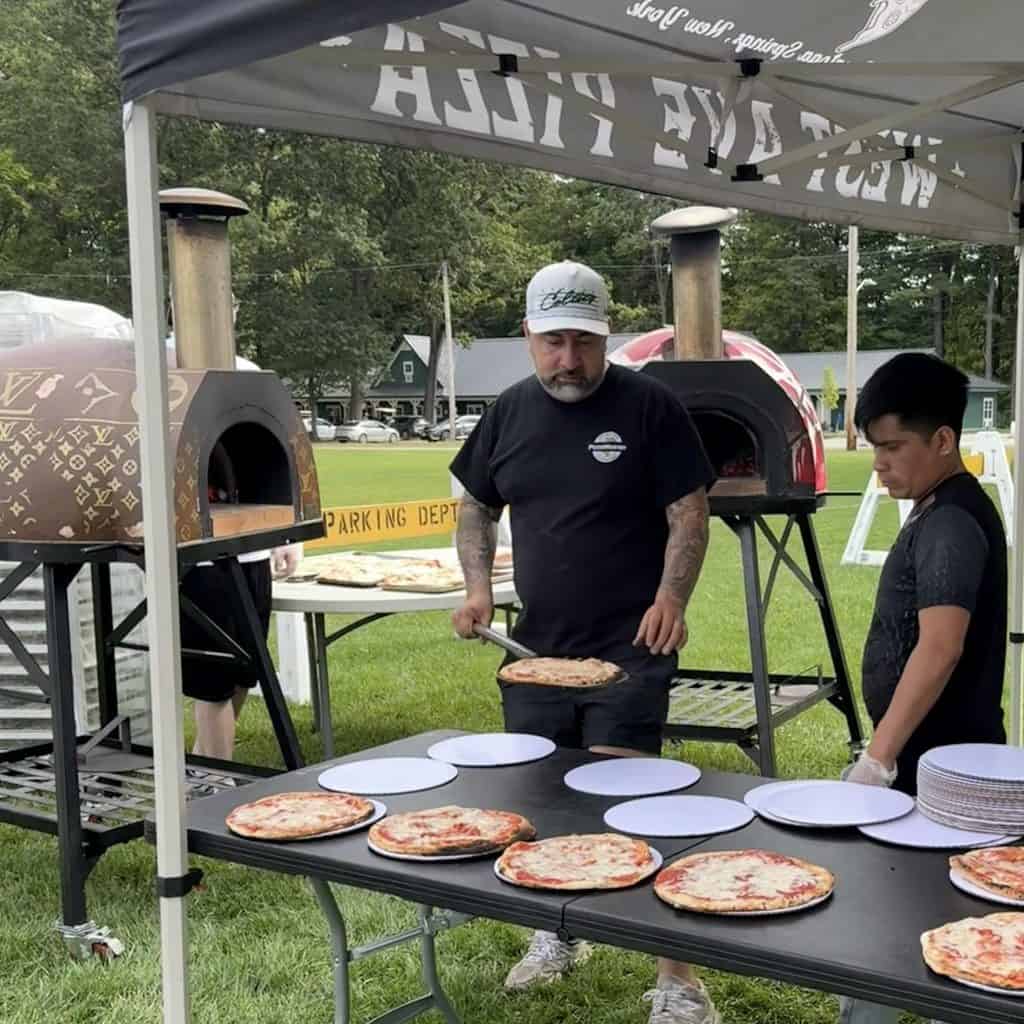 West Avenue Pizza sirve hoy en el local de su restaurante pero tambien presta servicios de Catering.