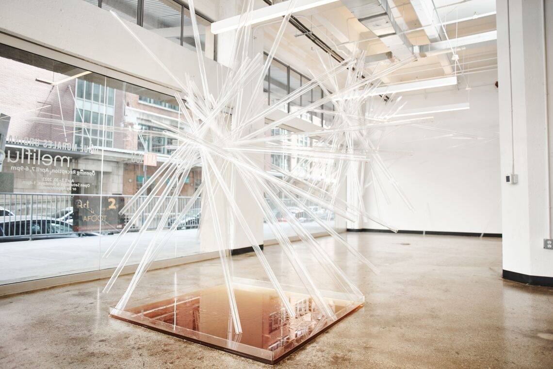 Meliflua fue una exposición del guatemalteco Josué Morales Urbina, en la cual combina materiales como el plástico con miel de abejas, como una reflexión sobre la vida, el entorno y el diálogo intercultural. – SoyMigrante.com REVISTA