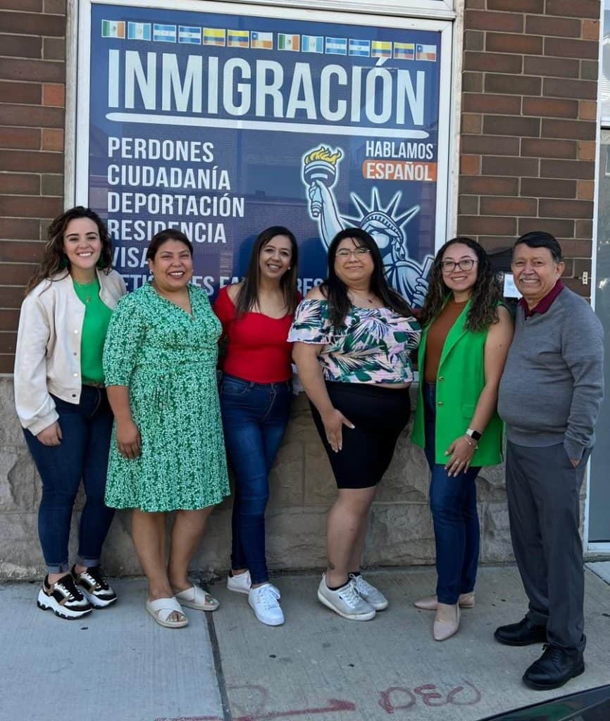 El trabajo en equipo es una de las fortalezas de la abogada Cinthia M. Fernández, de vestido verde. Para efectuar las investigaciones de soporte a casos migratorios su bufete Reu Law Firm cuenta con un equipo de apoyo en Chicago y otro en Guatemala. – SoyMigrante.com REVISTA
