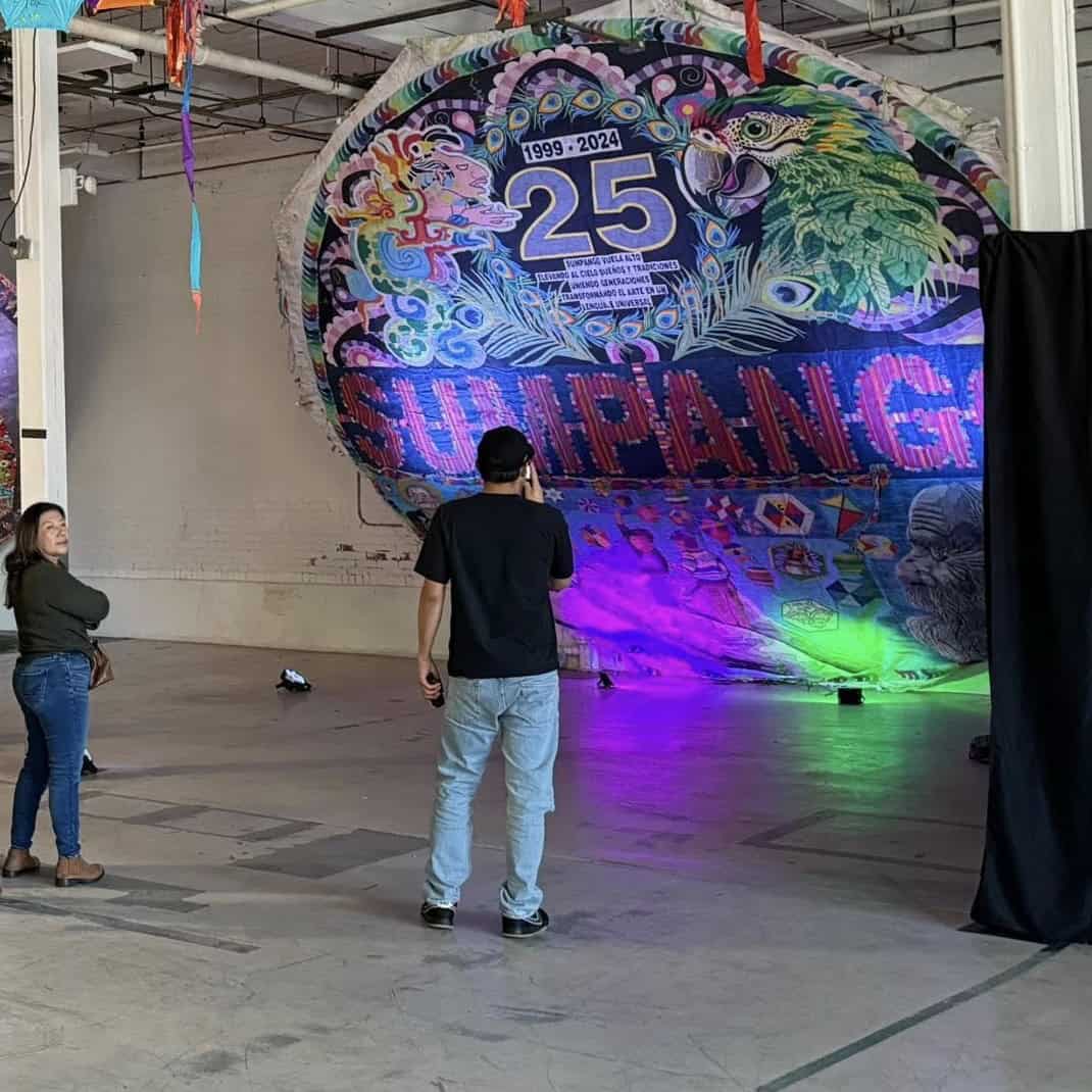 Barriletes gigantes y homenaje en memoria de seres queridos en Rhode Island