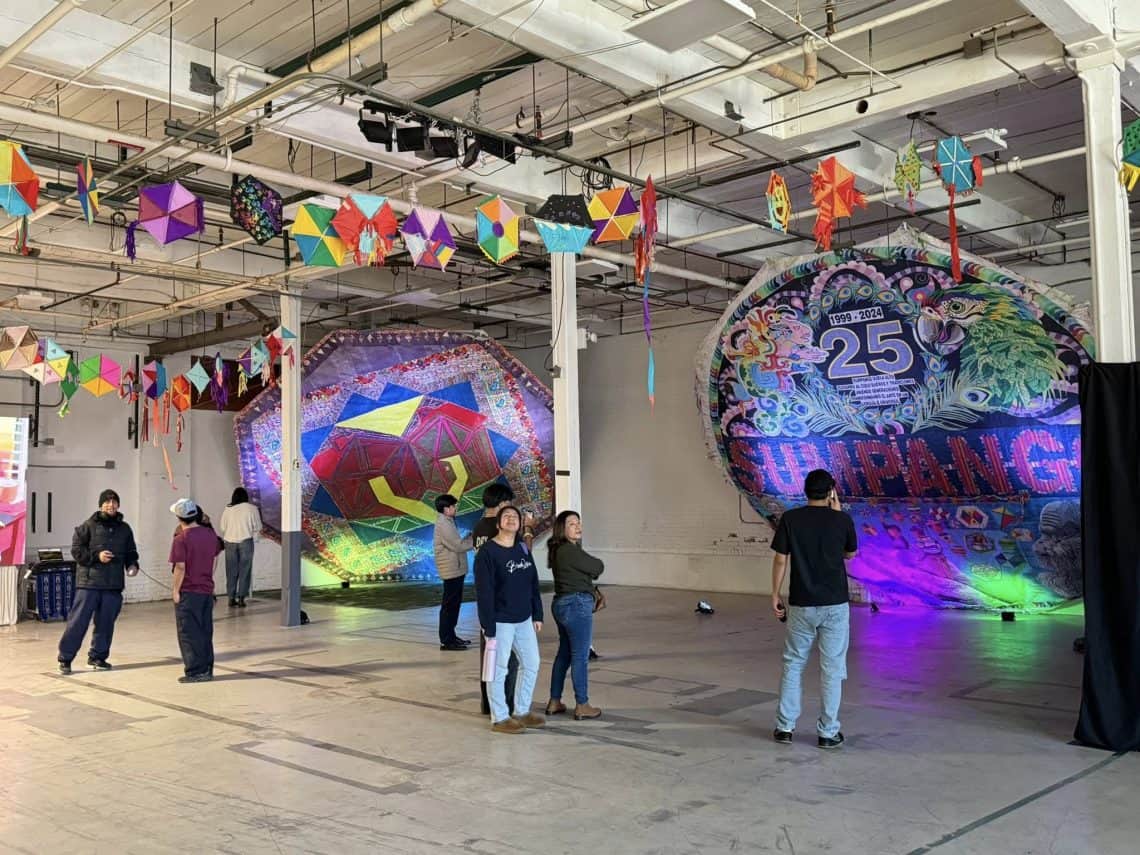 El barrilete de Sumpango Sacatepéquez deslumbró a guatemaltecos y tambien a visitantes de otras comunidades radicadas en Rhode Island. También se exhibió el barrilete elaborado colectivamente bajo la coordinación de la artista guatemalteca Magda León. – SoyMigrante.com REVISTA