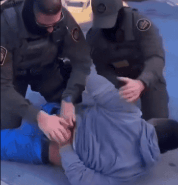 La orden del juez Cummings se basa en que las detenciones cuestionadas se efectuaron sin causa probable y sin orden judicial en Chicago, lo cual contraviene un fallo previo que prohibe tales prácticas.