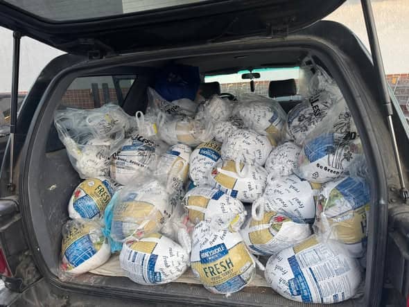 Debido a que esta jornada se efectúa al día siguiente de Acción de Gracias, además del desayuno se donan pavos a los refugios para que puedan preparar una cena especial para los refugiados. (Foto Red Migrante Guatemalteca)