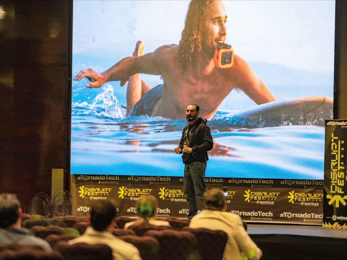 El experto en disrupción chileno Juan Jose de la Torre, CEO en Raven.inc desafió a todos los asistentes no a cambiar lo establecido sino a reinventar productos y servicios para romper tendencias y encontrar nuevos potenciales de crecimiento.