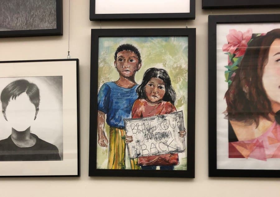 Esta fue la pintura de Dominick Cocozza, quien entonces estaba en Hish School, con la cual en 2019 fue seleccionado para el Certamen de Arte del Congreso en 2019. Traigan a mi mamá de regreso, era el título y expresaba el drama de las separaciones de menores y padres por políticas migratorias inhumanas. – SoyMigrante.com REVISTA