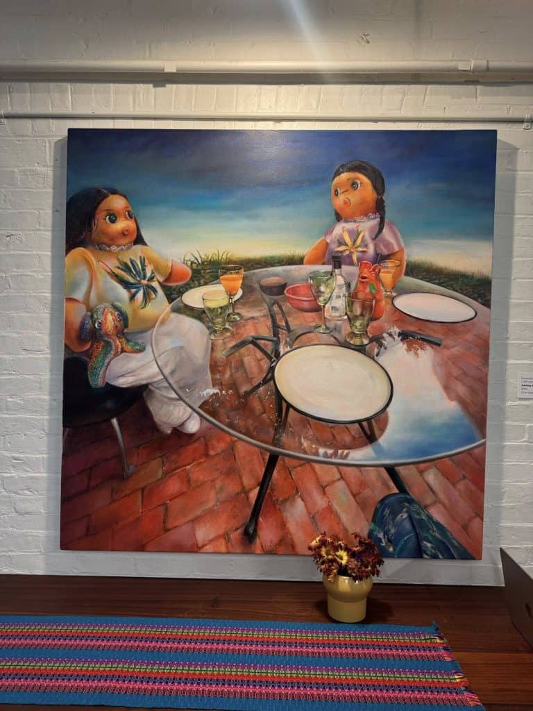 Dennis Cocozza nació en Mazatenango en 2001 y fue adoptado por estadounidenses. Su obra refleja la búsqueda de una identidad fundamental en su existencia.