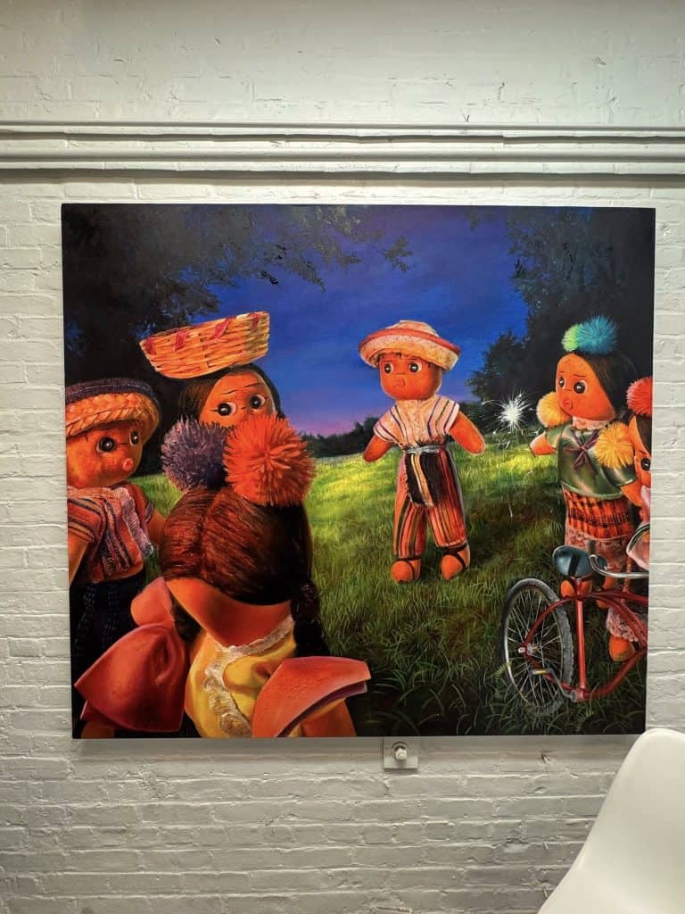 Dennis Cocozza nació en Mazatenango en 2001 y fue adoptado por estadounidenses. Su obra refleja la búsqueda de una identidad fundamental en su existencia.