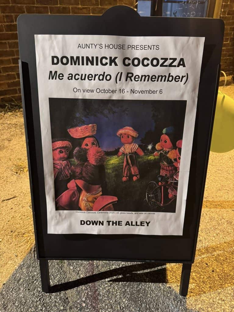 Dennis Cocozza nació en Mazatenango en 2001 y fue adoptado por estadounidenses. Su obra refleja la búsqueda de una identidad fundamental en su existencia.