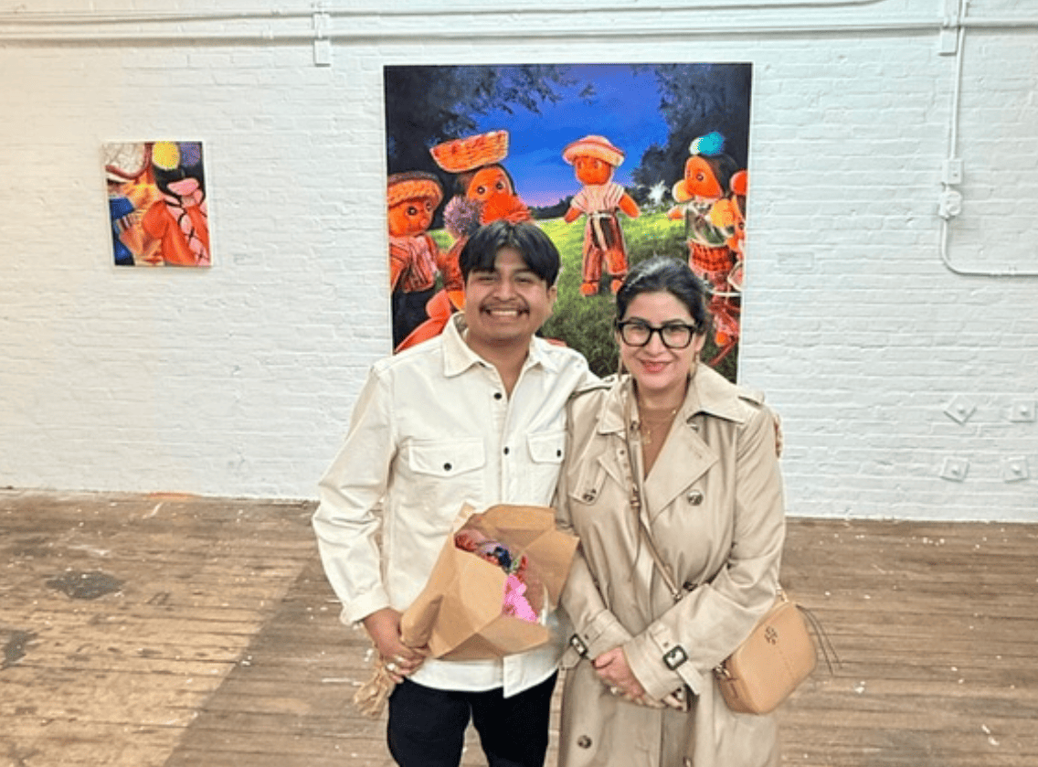 El pintor Dominick Cocozza durante la exposición Me Acuerdo, junto a la directora del Guatemalan Center of New England, Tiana Ochoa. (Foto Nacho Méndez) – SoyMigrante.com REVISTA