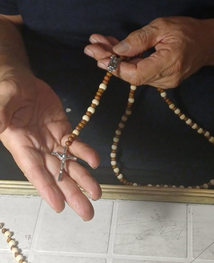 Cada pieza surgida de las manos de Luis Galindo y disponible en la tienda digital La Visión del Tocar, en SoyMigrante.com MERCADO es una lección de resiliencia, esperanza, fe y amor familiar. Si gustas apoyarlo comprando sus productos, clic en la imagen para ir a su tienda.