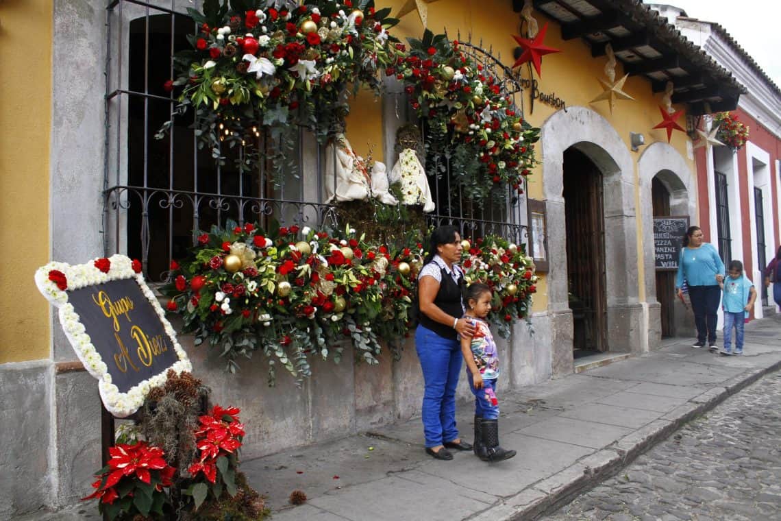 La Antigua Guatemala, siempre un destino familiar, se convirtió en escenario de memorables fotografías en el Festival de las Flores 2018 – SoyMigrante.com REVISTA