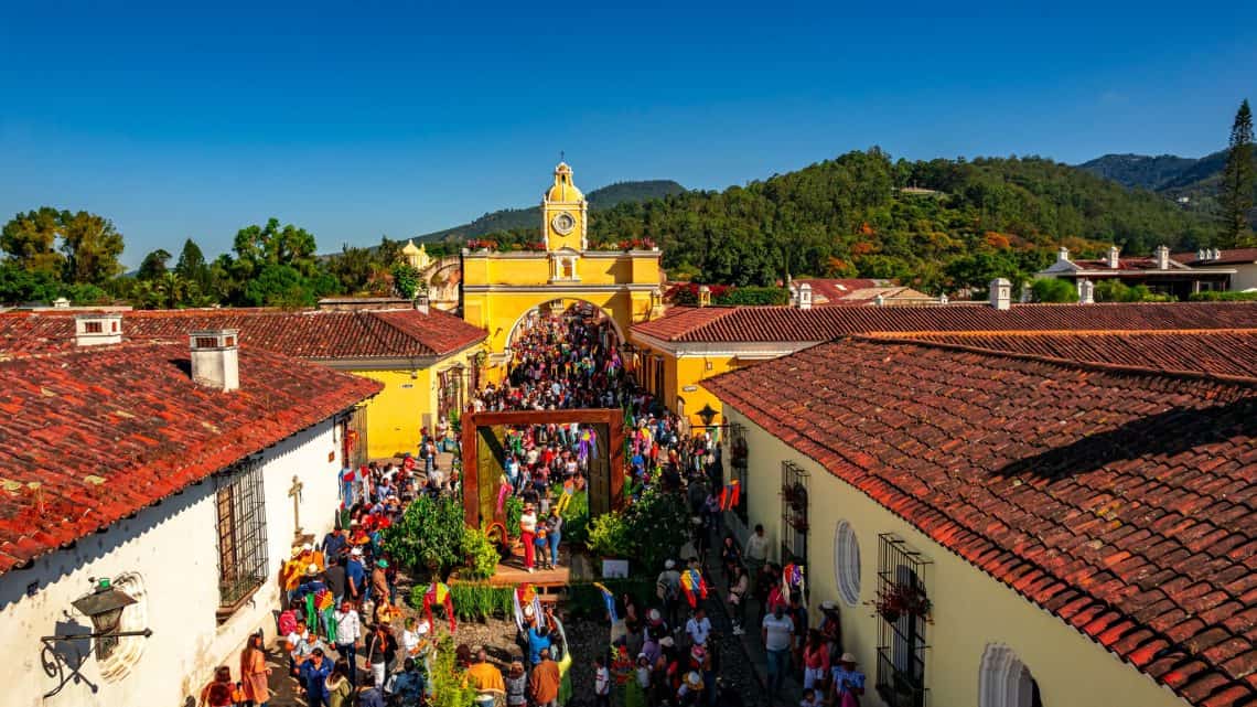 La afluencia a cada festival es enorme y creciente. La Calle del Arco es un escenario obligado. – SoyMigrante.com REVISTA