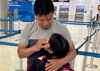 familiar se despide de niña nacida en USA y enviada a guatemala por la deportación de sus padres