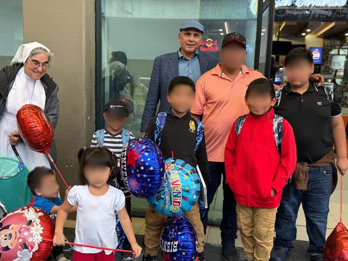 Niños nacidos en Estados Unidos en el aeropuerto La Aurora de Guatemala, un país que nunca han conocido, donde se reunieron con sus padres que fueron deportados. (Foto Guatemalan Maya Center) – SoyMigrante.com REVISTA