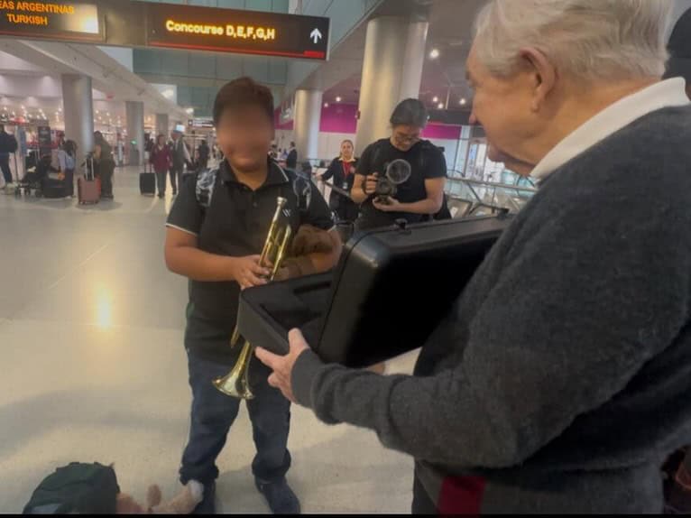 Una monja y un voluntario viajaron a Guatemala con siete niños cuyos padres habían sido deportados el mes anterior. El mayor, de 12 años, acababa de ser aceptado en la banda escolar y lloró al saber que debía dejar la escuela y devolver su trompeta. En el aeropuerto, recibir una nueva trompeta fue el único momento de alegría en un día lleno de tristeza. Mientras consolaban a los niños y les decían que no estaban solos, dos mujeres observaban la escena con lágrimas en los ojos, compartiendo su dolor. Para los presentes, aquel gesto se sintió como un mensaje de esperanza y solidaridad. (Foto Guatemalan Maya Center) – SoyMigrante.com REVISTA