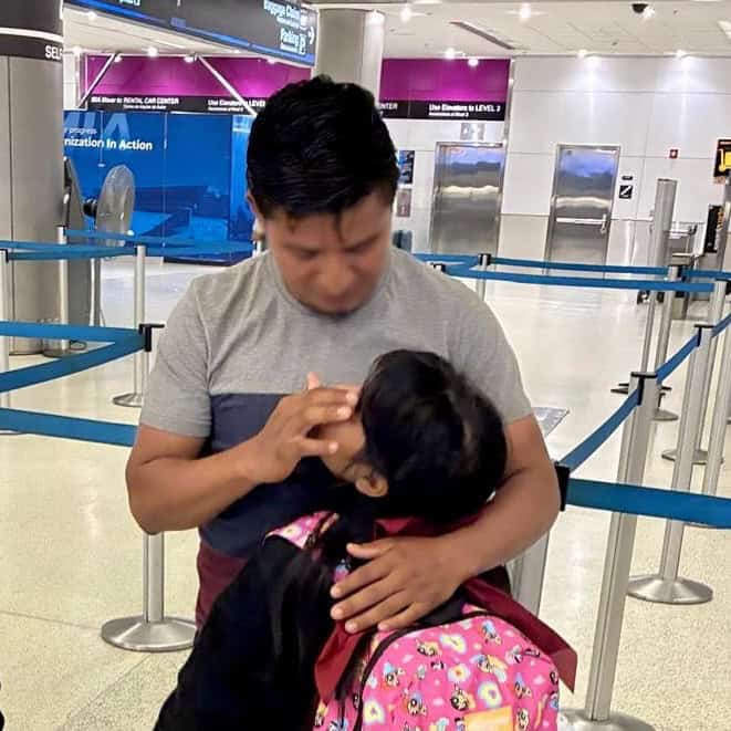 familiar se despide de niña nacida en USA y enviada a guatemala por la deportación de sus padres