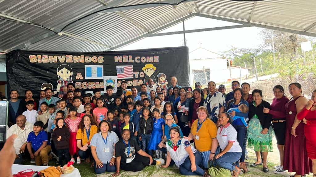 La abogada Cinthia M. Fernández, nacida en Chicago de padres guatemaltecos, ha visitado Guatemala desde niña y esto le ha permitido conocer realidades, identificarse con las necesidades de comunidades de provincia y a la vez tener muy claro el impacto de la migración. Aquí, junto a Guatemaya Alliance, Cinthia visitó proyectos en Huehuetenango en octubre de 2025: – SoyMigrante.com REVISTA