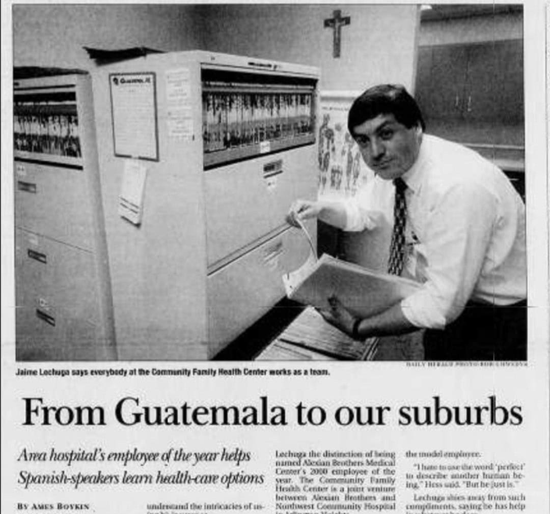 El afán de servicio a la comunidad es constante en Jaime Lechuga, quien desde hace más de dos décadas trabaja en un hospital, donde empezó traduciendo a los migrantes hispanos que no hablaban inglés pero necesitaban asistencia médica. Actualmente labora en el área administrativa. Este recorte de prensa refleja aquellos inicios de su labor. (Archivo Jaime Lechuga)