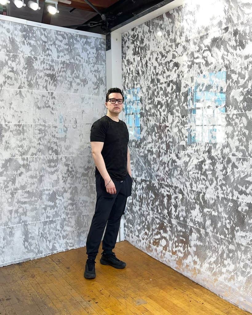 El artista guatemalteco radicado en Nueva York, José Morales Urbina propone obras de arte que desafían los sentidos a partir de elementos muy sencillos, reciclables, casi desechables pero convertidos en un mensaje que se queda en la memoria. (foto instagram Josué Morales Urbina) – SoyMigrante.com REVISTA