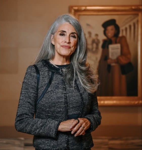 Prestigiosa abogada que fue decada durante varios años de la Facultad de Derecho de la Universidad de Oklahoma. Su abuelo fue guatemalteco pero ella sigue sirviendo a la comunidad chapina e hispana con gran dedicación.