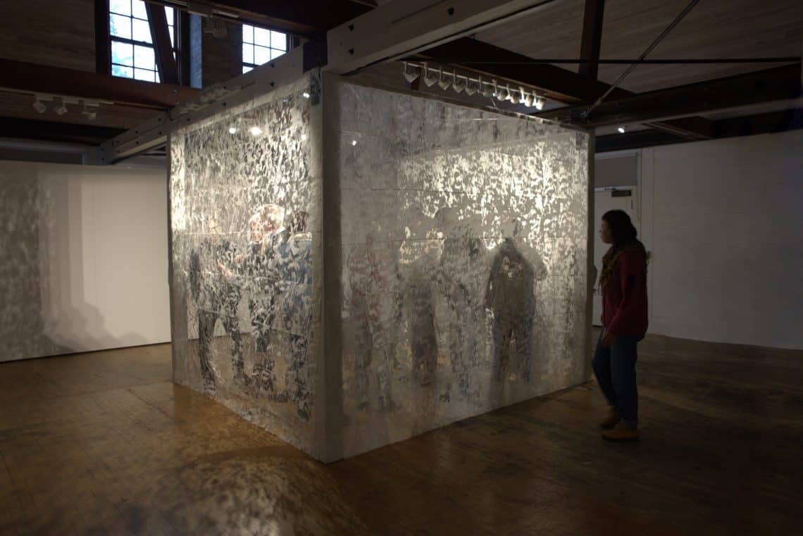 La instalación Dasein (Ser ahí) es una caja elaborada con malla de colmenas combinada con papel por Josué Morales Urbina. Presenta una oportunidad de ver la vida de otra manera. – SoyMigrante.com REVISTA