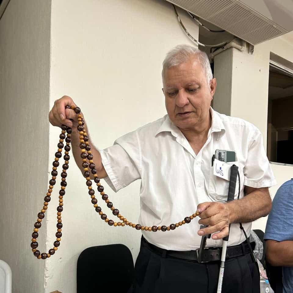 Emprendedor Luis Galindo desafía barreras con rosarios y collares La Visión del Tocar