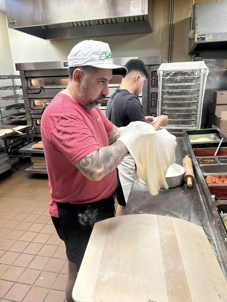 Prácticamente desde los 16 años, el guatemalteco Mario Cárdenas comenzó a aprender los secretos de la masa, la salsa y el horneado de la pizza italiana.