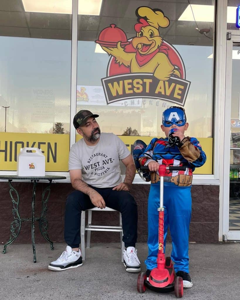 Mario Cárdenas, emprendedor guatemalteco radicado en Saratoga, Estado de Nueva York, le parece increíble el éxito de sus restaurantes de pizza y pollo frito, en donde también sirve un "Menú Secreto", que es de comida guatemalteca. (Foto cortesía Mario Cárdenas) – SoyMigrante.com REVISTA