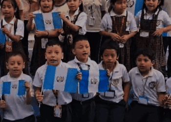 niños albergue guatemala saludo migrantes
